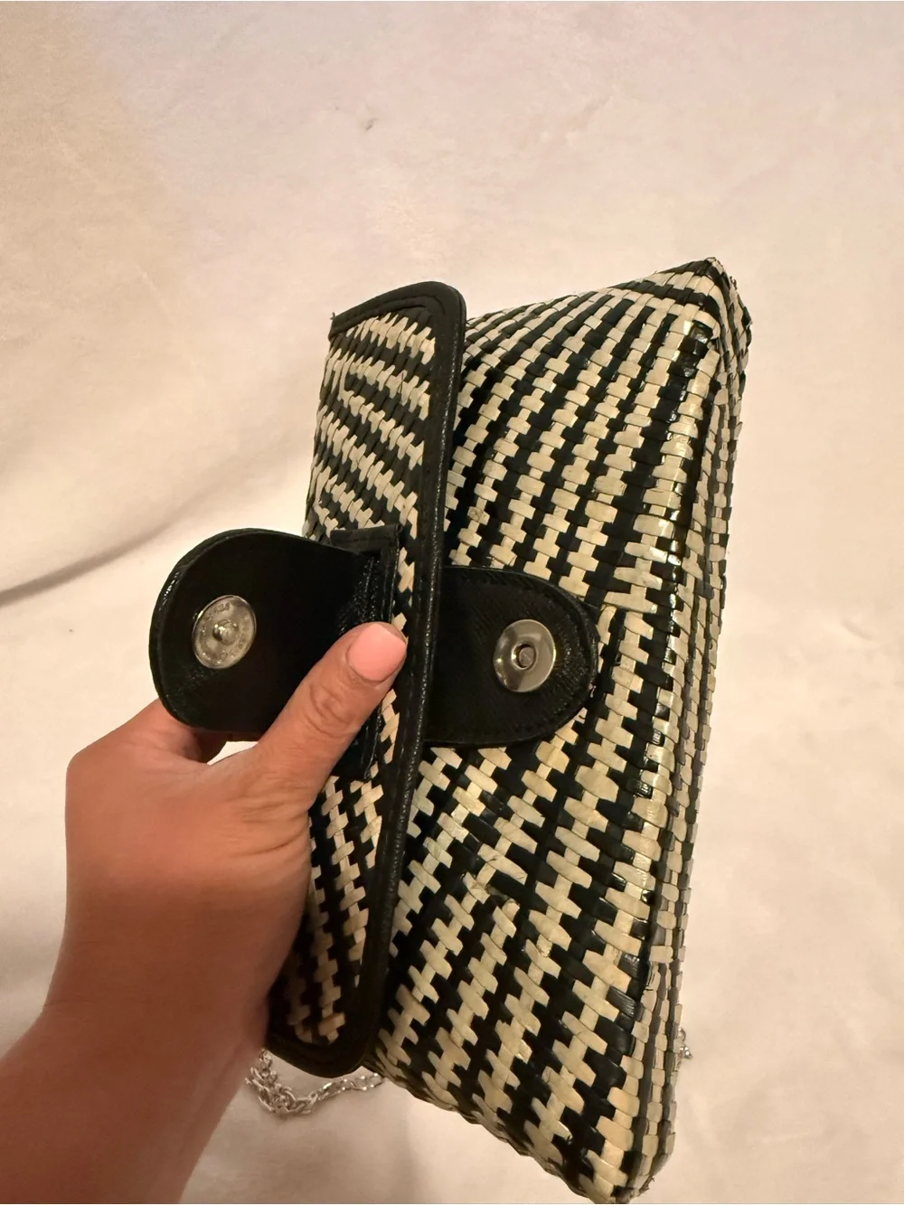 BK Black & White Woven Chain Bag | Chic Geometric Shoulder Purse - Picture 6 of 9
